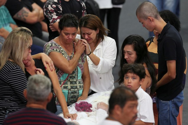 Familiares e amigos próximos lamentam junto ao caixão de Eliana Regina de Oliveira Xavier, uma das vítimas do tiroteio na Escola Raul Brasil, na Arena Suzano - 14/03/2019