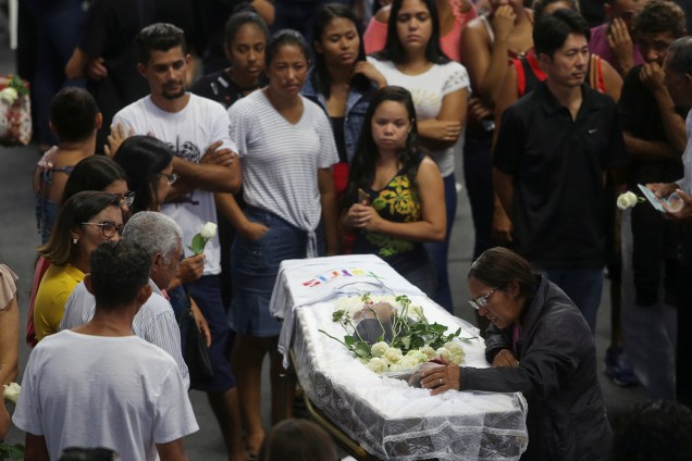 Familiares e amigos próximos lamentam junto ao caixão de Claiton Ribeiro, uma das vítimas do tiroteio na Escola Raul Brasil, na Arena Suzano - 14/03/2019