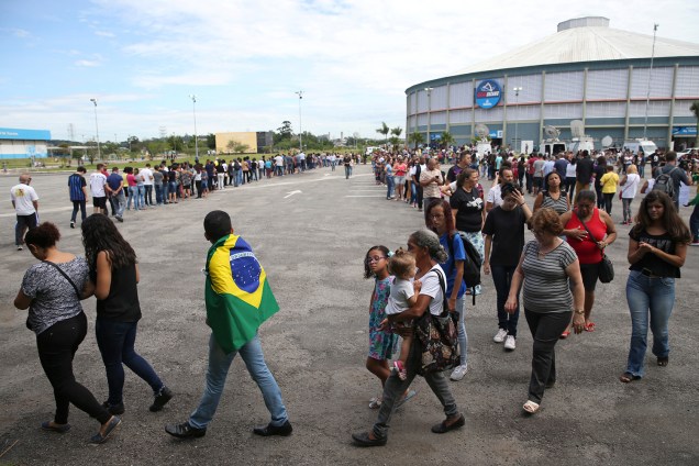 Pessoas fazem fila para comparecer ao velório coletivo das vítimas do massacre na Escola Raul Brasil, na Arena Suzano - 14/03/2019