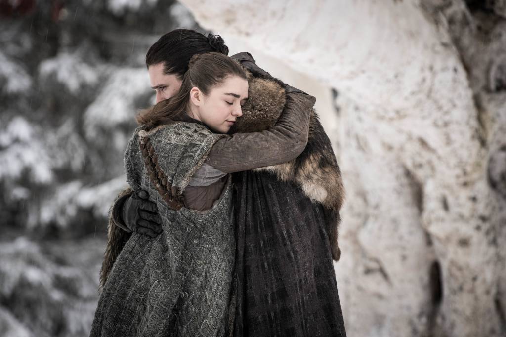 Arya Stark (Maisie Williams) e Jon Snow (Kit Harington) se reencontram no primeiro episódio da oitava temporada de 'Game of Thrones'