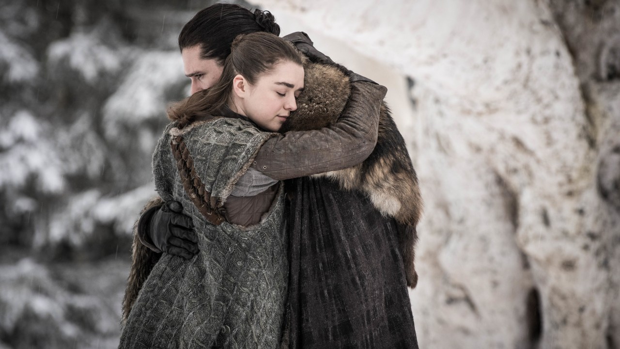 Arya Stark (Maisie Williams) e Jon Snow (Kit Harington) se reencontram no primeiro episódio da oitava temporada de 'Game of Thrones'