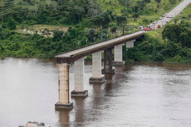 Parte de uma ponte do complexo Alça Viária, que liga regiões do Pará, caiu sobre o Rio Moju próximo ao município de Acará - 06/04/2019
