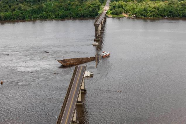 Parte de uma ponte do complexo Alça Viária, que liga regiões do Pará, caiu sobre o Rio Moju próximo ao município de Acará - 06/04/2019