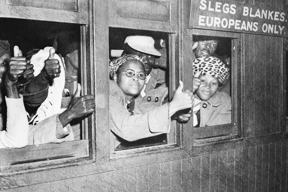 Pessoas nativas da África do Sul entram em trem destinado apenas para europeus na Cidade de Cabo. 34 pessoas foram presas na ocasião - 03/09/1952 Pessoas nativas da África do Sul entram em trem destinado apenas para europeus na Cidade de Cabo. 34 pessoas foram presas na ocasião - 03/09/1952