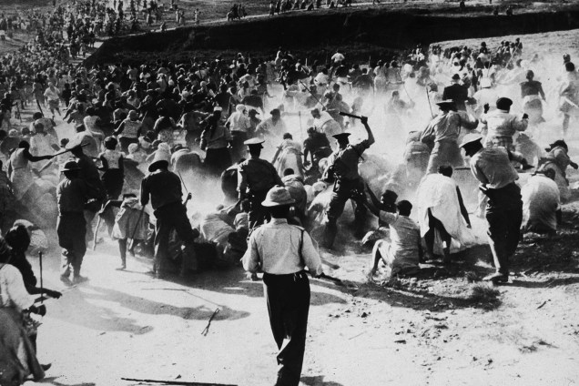 Polícia sul-africana agridem manifestantes com cacetetes durante protesto em Durban, na África do Sul - 1959