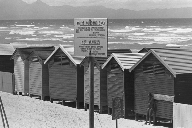 Placa indica que somente pessoas com pele branca podem frequentar a praia - 1960