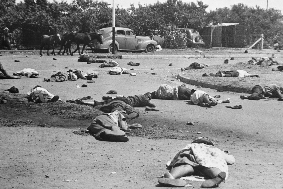 Mais de cinquenta sul-africanos foram mortos após policiais dispararem contra manifestantes durante protesto em  Sharpeville, na África do Sul - 1960