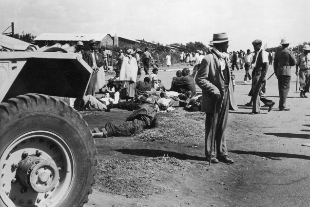 Mais de cinquenta sul-africanos foram mortos após policiais dispararem contra manifestantes durante protesto em  Sharpeville, na África do Sul - 23/03/1960