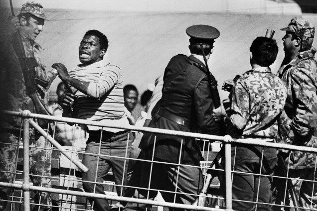 Policiais e soldados entram em confronto com estudantes negros durante protesto em Soweto, na África do Sul - 21/06/1976