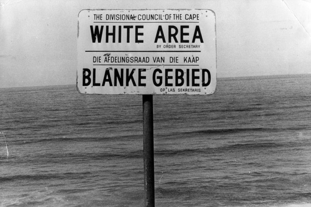 Placa indica que somente pessoas com pele branca podem frequentar praia nos arredores da Cidade do Cabo, na África do Sul - 22/07/1976