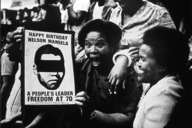 Mulheres participam de protesto contra o Apartheid e contra a prisão de Nelson Mandela, nos arredores da Universidade do Cabo Ocidental, localizada na Cidade do Cabo - 01/07/1988