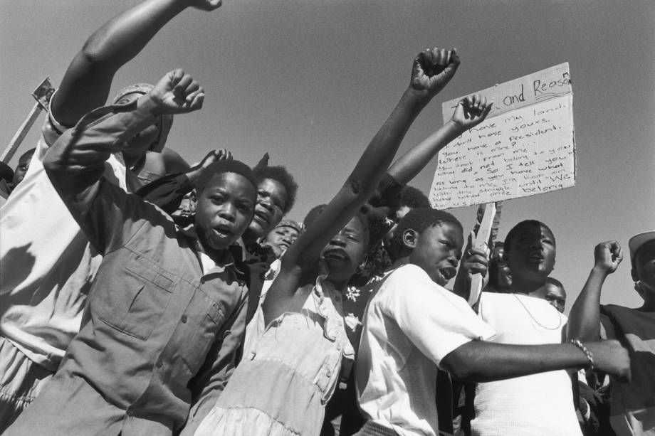 Manifestantes protestam contra o regime do Apartheid em Soweto, na África do Sul - 1989