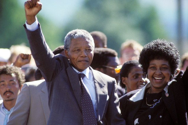 Nelson Mandela é libertado da prisão de Victor Verster, na África do Sul - 11/02/1990