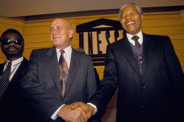 O líder sul-africano Nelson Mandela e o ex-presidente Frederik recebem o prêmio Félix Houphouët-Boigny, organizado pela UNESCO - 03/02/1992