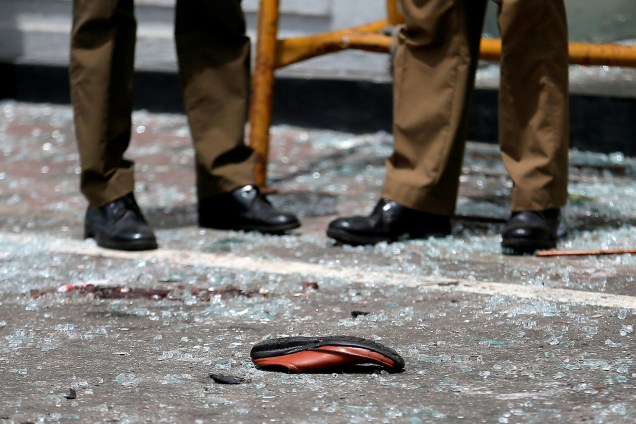 Sapato de uma vítima é visto em frente ao Santuário de Santo Antônio, na igreja de Kochchikade após uma explosão em Colombo, Sri Lanka - 21/04/2019