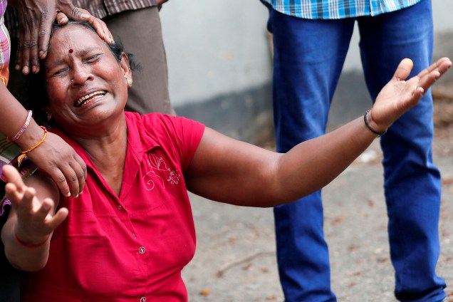 Parente de uma vítima chora na frente do Santuário de Santo Antônio, na igreja de Kochchikade após uma explosão em Colombo, Sri Lanka - 21/04/2019