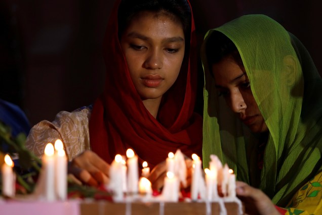 Pessoas acendem velas para as vítimas das explosões em série do Sri Lanka, em frente a uma igreja em Peshawar, Paquistão - 21/04/2019