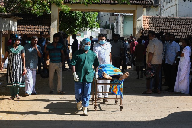 Médicos carregam o corpo de uma vítima no hospital do Sri Lanka após uma explosão em uma igreja de Batticaloa - 21/04/2019