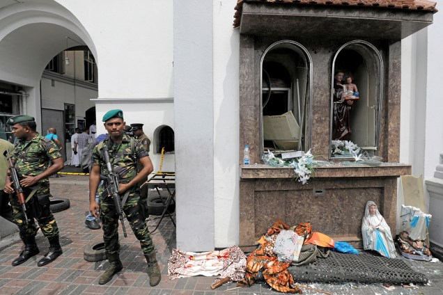 Militares cingaleses montam guarda em frente ao Santuário de Santo Antônio, igreja de Kochchikade, após uma explosão em Colombo, no Sri Lanka - 21/04/2019