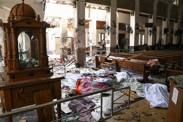Corpos são cobertos com panos após uma explosão no Santuário de Santo Antônio, em Kochchikade, Colombo, no Sri Lanka - 21/04/2019