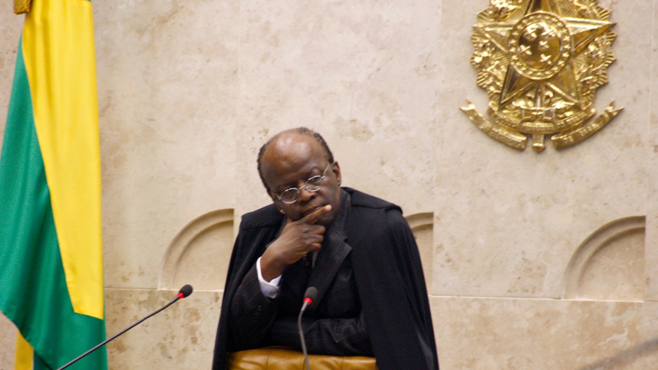 Ex-ministro Joaquim Barbosa presidindo a sessão plenária