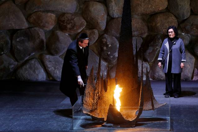 Bolsonaro observa a chama eterna em homenagem aos milhões de judeus mortos durante a Segunda Guerra, no Salão da Memória do Centro de Memória do Holocausto Yad Vashem, em Jerusalém - 02/04/2019
