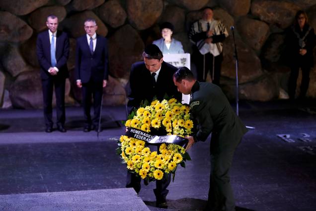 Bolsonaro leva coroa de flores como homenagem ao Museu do Holocausto, em Jerusalem - 02/04/2019