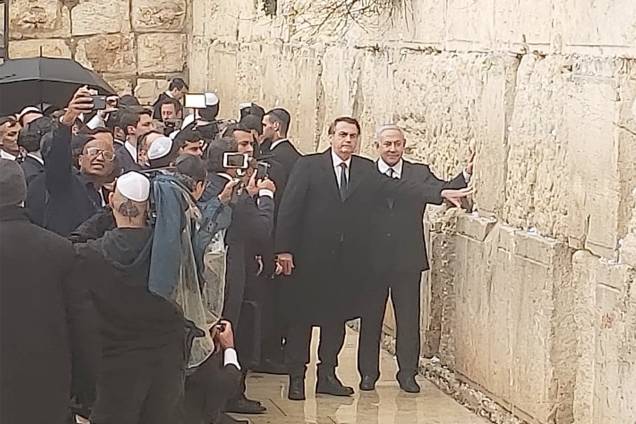 O presidente Jair Bolsonaro visita o Muro das Lamentações ao lado do primeiro Ministro de Israel Benjamin Netanyahu