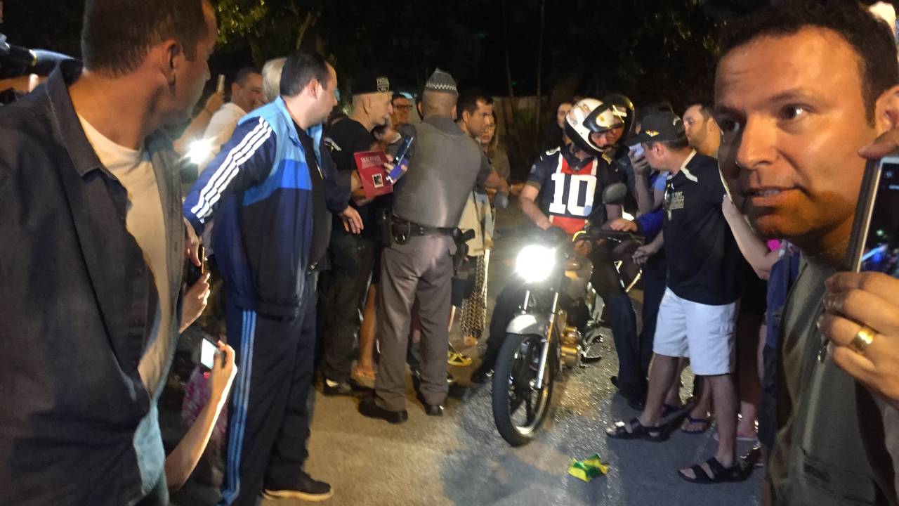 Bolsonaro anda de moto no Guarujá