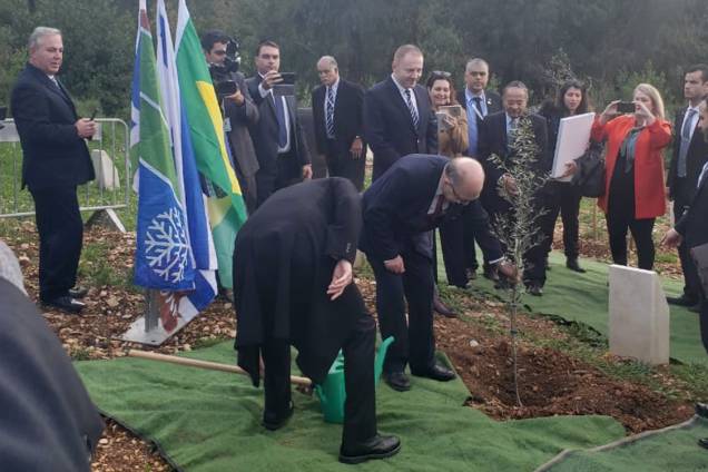 Jair Bolsonaro planta uma muda de árvore no Bosque das Nações - 02/04/2019
