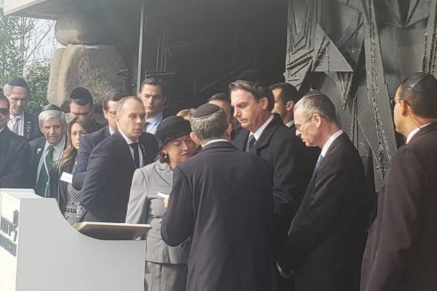 Jair Bolsonaro assina o livro de visitas do Museu do Holocausto, em Israel - 02/04/2019