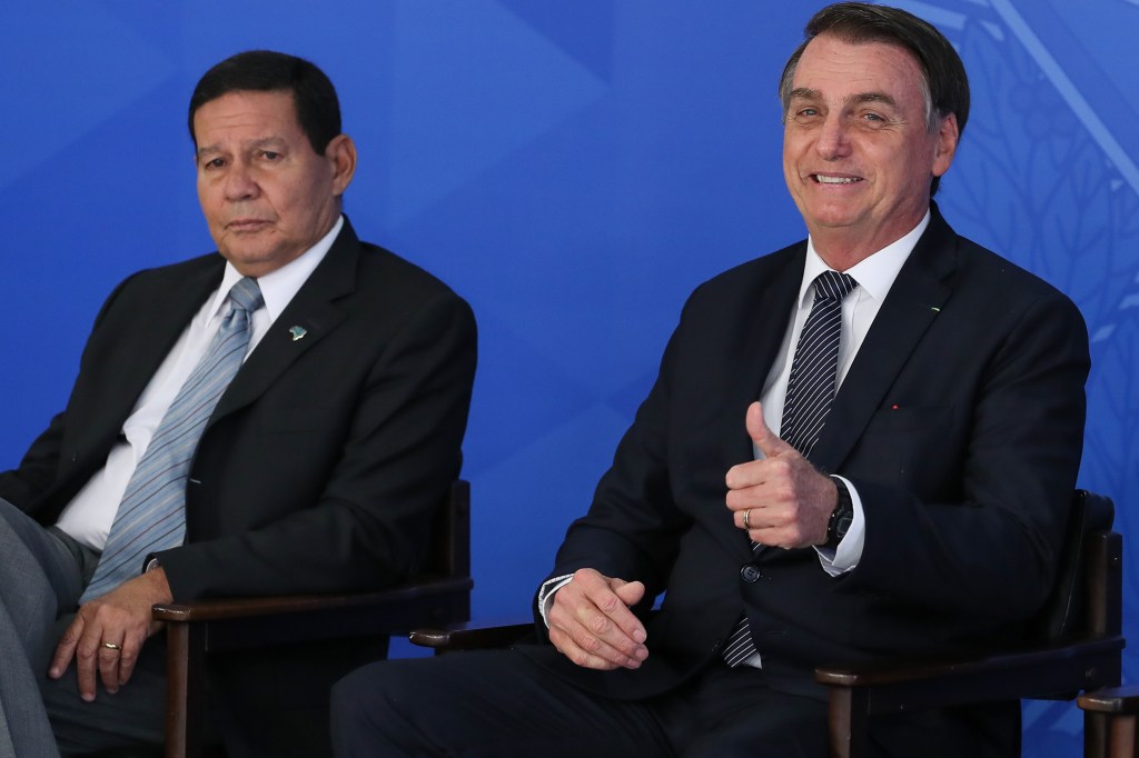 Presidente da República Jair Bolsonaro acompanhado do Vice-Presidente Hamilton Mourão durante assinatura do decreto que revoga o Horário de Verão - 25/04/2019