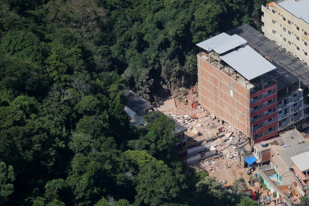 Vista aérea do local onde dois prédios desmoronaram na comunidade da Muzema, zona oeste do Rio de Janeiro - 12/04/2019