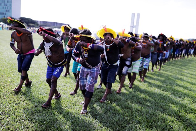 Índios da tribo kaiapó dançam durante protesto realizado contra o governo nos arredores do Congresso Nacional, em Brasília (DF) - 24/04/2019