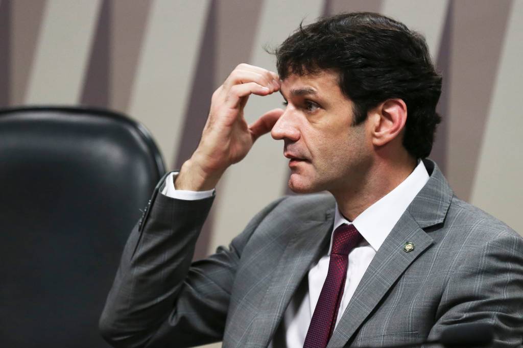 Desembargador do TRE-MG proíbe novos inquéritos contra ministro do Turismo