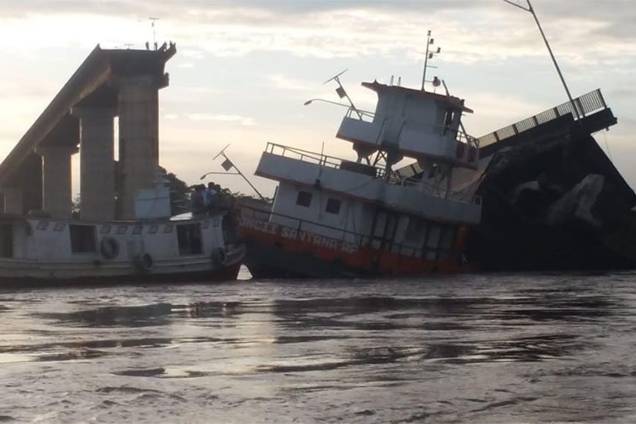 Parte de uma ponte do complexo Alça Viária, caiu no Rio Moju, próximo à entrada do município de Acará a cerca de 100 Km de Belém no Pará