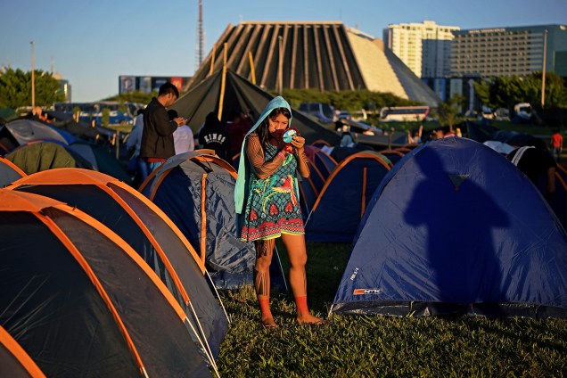 Índia pinta o rosto no acampamento Terra Livre, montado durante protesto contra o governo nos arredores do Congresso Nacional, em Brasília (DF) - 26/04/2019