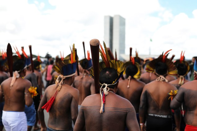Grupos indígenas marcham na Esplanada dos Ministérios, em Brasília (DF), em protesto contra o governo - 26/04/2019