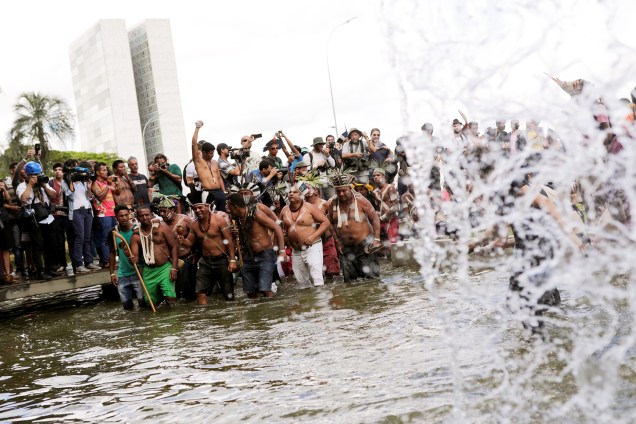 Grupos indígenas protestam nos arredores do Ministério da Justiça, em Brasília (DF), contra o governo - 26/04/2019