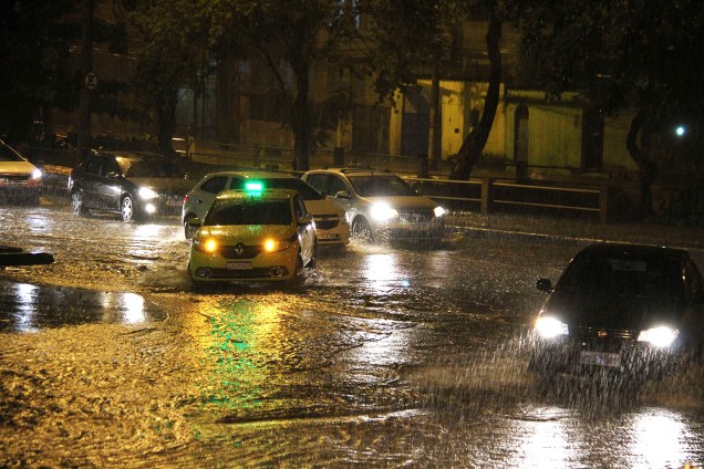 Forte chuva provoca alagamentos na avenida Maracanã, na esquina Eurico Rabelo, no Rio de Janeiro (RJ) - 08/04/2019