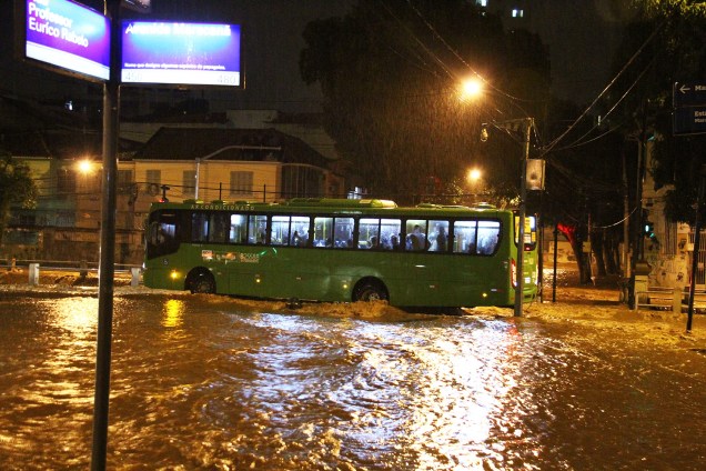 Forte chuva provoca alagamentos na Avenida Maracanã, no Rio de Janeiro (RJ) - 08/04/2019
