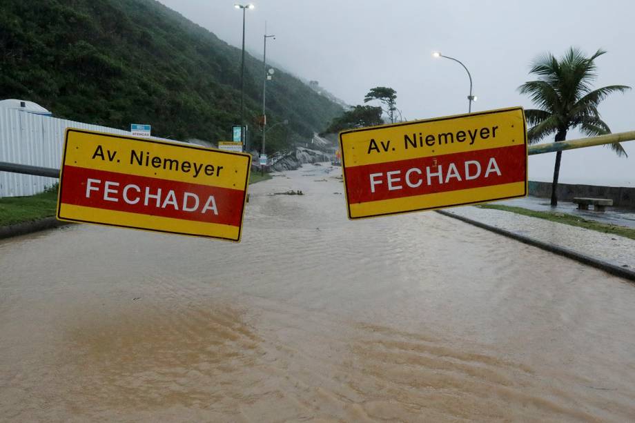 Placas sinalizam o fechamento da Avenida Niemeyer após forte chuva no Rio de Janeiro - 09/04/2019