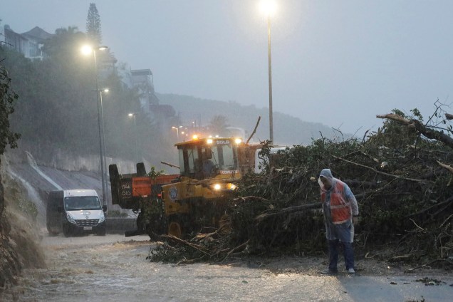 Trator retira os estilhaços de árvores que foram arrastadas pela chuva na Avenida Niemeyer, próximo a praia de São Conrado, no Rio de Janeiro - 09/04/2019