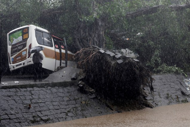 Uma árvore tombada em cima de um ônibus é vista no bairro do Leblon, após o temporal que atingiu o Rio de Janeiro - 09/04/2019