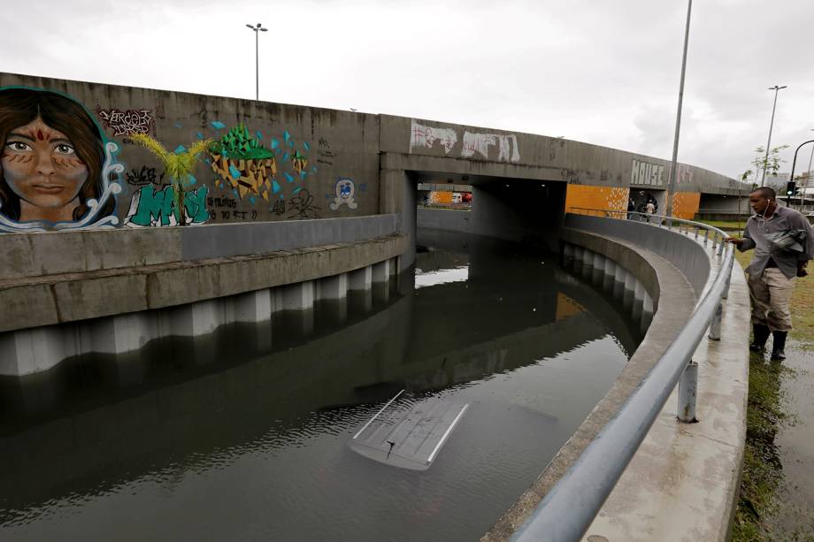 Um carro submerso é visto no túnel Mergulhão, na Barra da Tijuca, após o temporal que atingiu o Rio de Janeiro - 09/04/2019