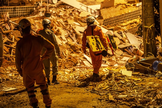 Bombeiros procuram vítimas em meio aos escombros após desabamento de prédios em Muzema, no Rio de Janeiro - 13/04/2019