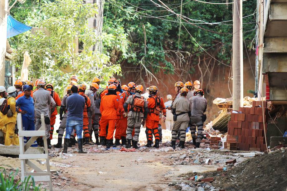 Bombeiros procuram vítimas em meio aos escombros após desabamento em Muzema, no Rio de Janeiro - 13/04/2019