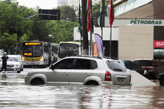 Carro é visto em enchente após forte temporal no Jardim Botânico, Rio de Janeiro - 09/04/2019