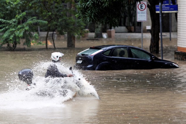 Homem dirige motocicleta durante enchente no Rio de Janeiro (RJ) - 09/04/2019