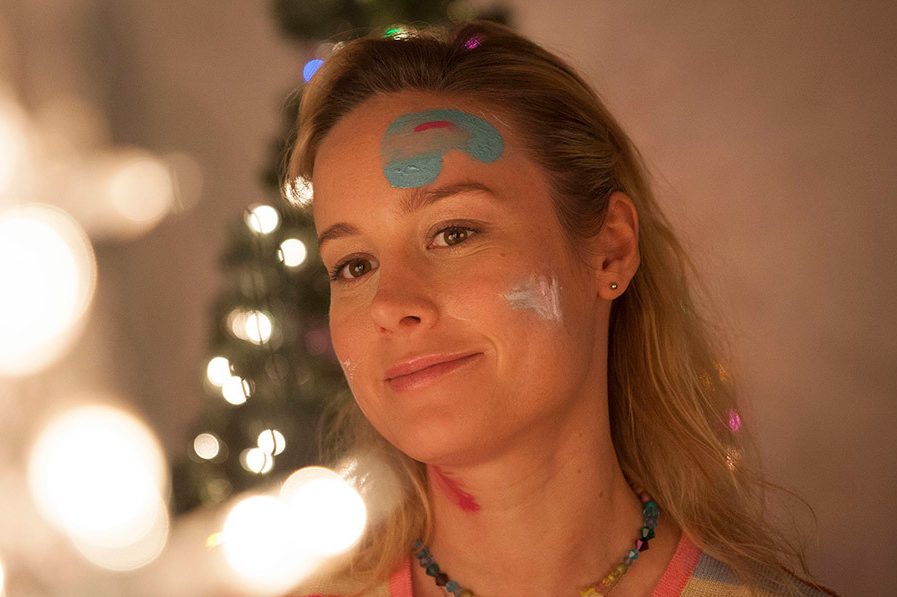 Brie Larson dirige e estrela o filme ‘Loja de Unicórnios’, em cartaz na Netflix